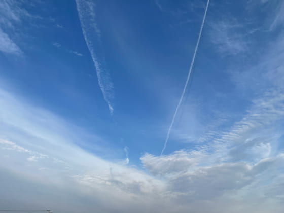 空に飛行機雲.jpg